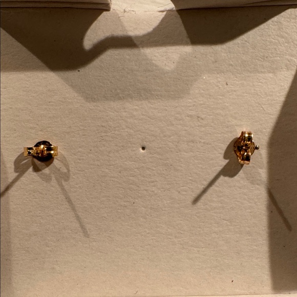 Small gold cross earrings - Picture 4 of 6